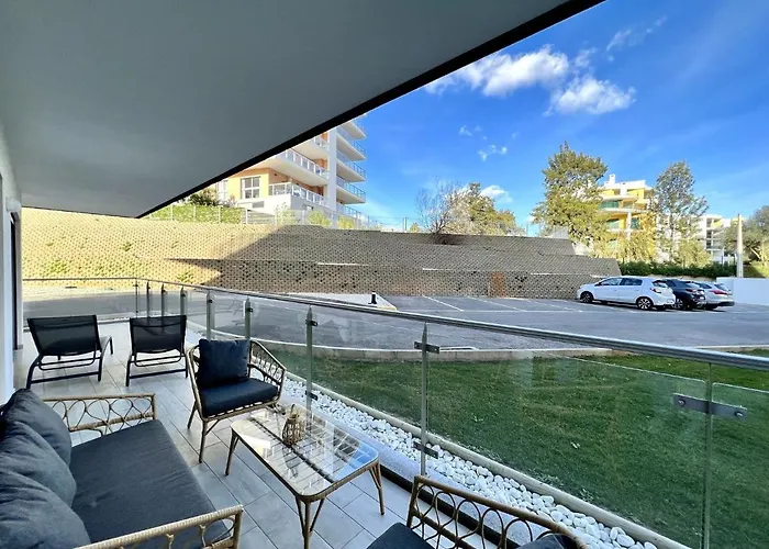 Da Rocha Twins 2 With Pool By Homing